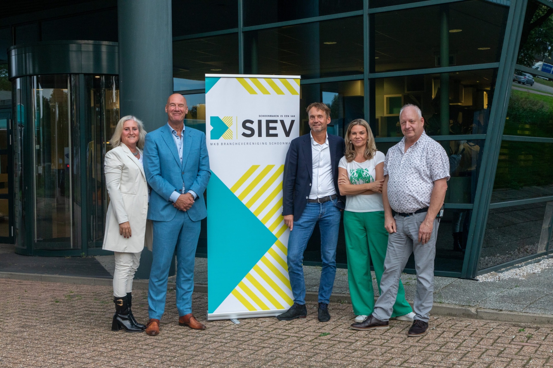 Bestuur en team van SIEV voor het bestuursbureau